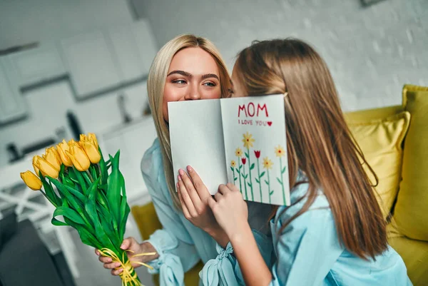 Glad Mors Dag Barn Dotter Gratulerar Mamma Och Ger Henne — Stockfoto