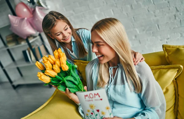 Feliz Día Madre Hija Hija Felicita Mamá Flores Tulipanes Postal —  Fotos de Stock