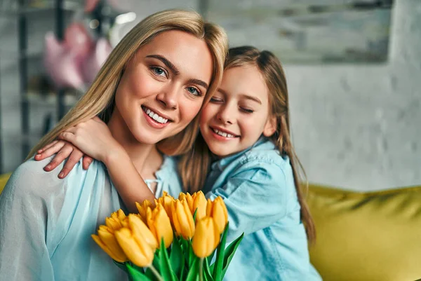 Bonne Fête Des Mères Enfant Fille Félicite Maman Donne Ses — Photo