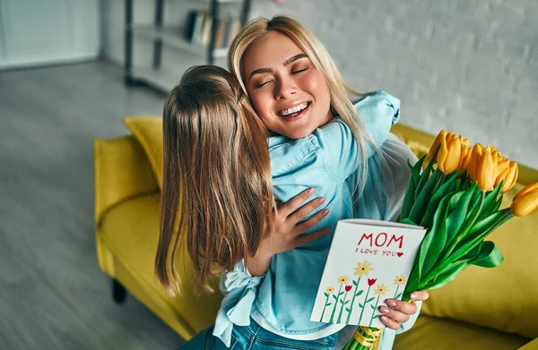 Mutlu Anneler Günü Çocuk Kızı Anne Tebrik Onun Çiçek Lale — Stok fotoğraf