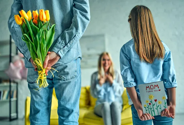 Glad Mors Dag Far Och Dotter Gratulerar Mamma Semester Och — Stockfoto