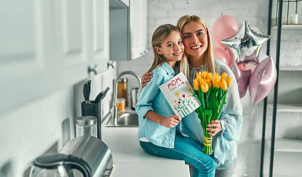 Bonne Fête Des Mères Enfant Fille Félicite Maman Donne Ses — Photo