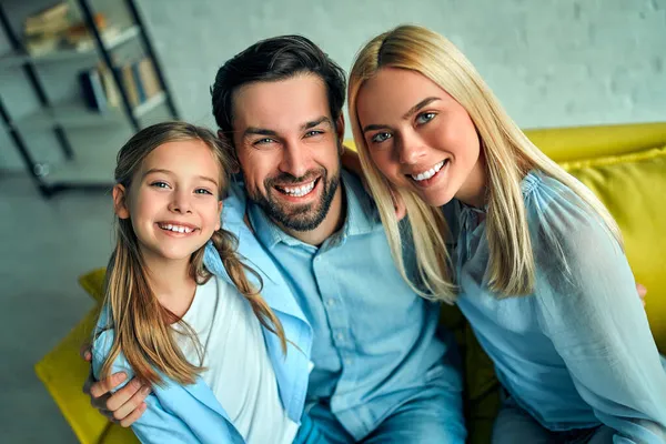 Sorrindo Pais Jovens Seus Filhos Estão Muito Felizes Eles Estão — Fotografia de Stock