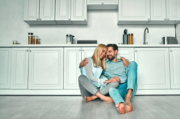 Afbeelding Van Een Romantisch Stel Thuis Aantrekkelijke Jonge Vrouw Knappe — Stockfoto