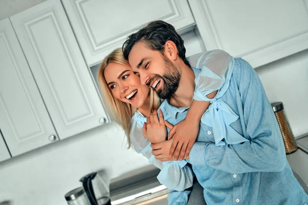 Giovane Coppia Romantica Che Abbraccia Sorride Una Bella Cucina — Foto Stock