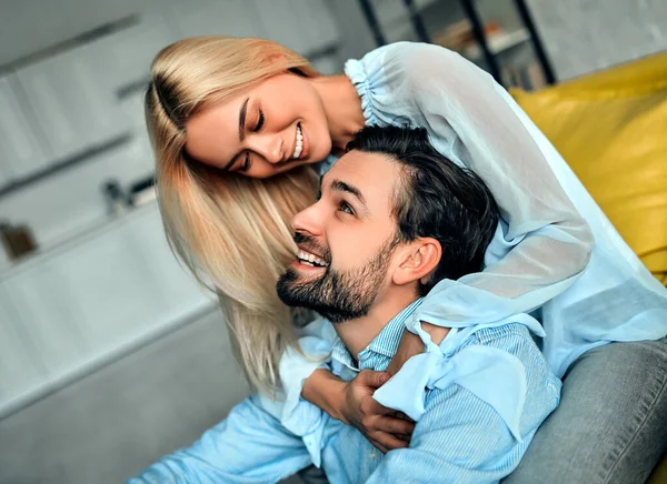 Genç Romantik Çift Yatak Odasında Otururken Sarılıyor Gülümsüyor Onunla Ilgili — Stok fotoğraf