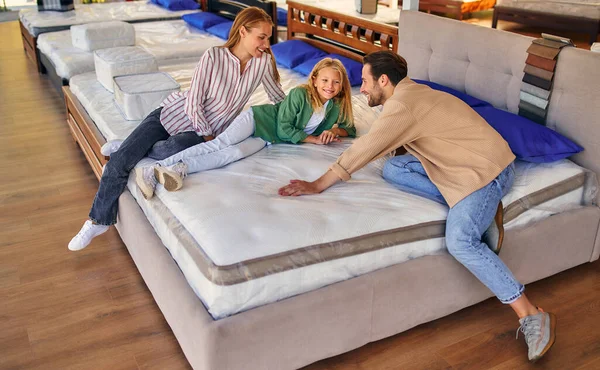 Young Family Lovely Daughter Lay Bed Trying Mattress Softness Store — Stock Photo, Image