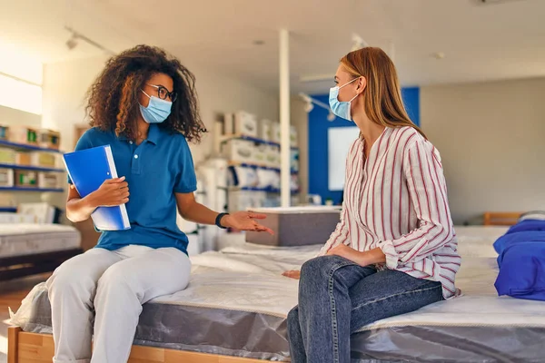 African American Saleswoman Consultant Protective Medical Mask Advising Woman Store — Stock Photo, Image