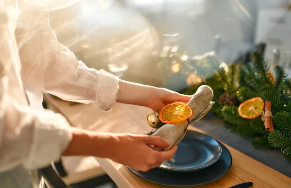 크리스마스 뉴이어 식탁을 차리고 식탁을정돈하고 가문비나무 가지로 식사를 합니다 오렌지 — 스톡 사진