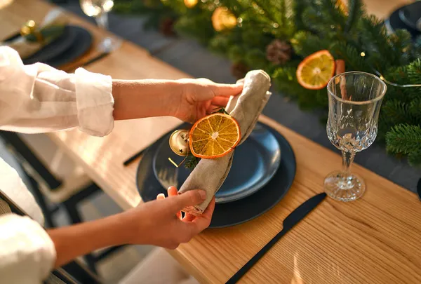 크리스마스 뉴이어 식탁을 차리고 식탁을정돈하고 가문비나무 가지로 식사를 합니다 오렌지 — 스톡 사진