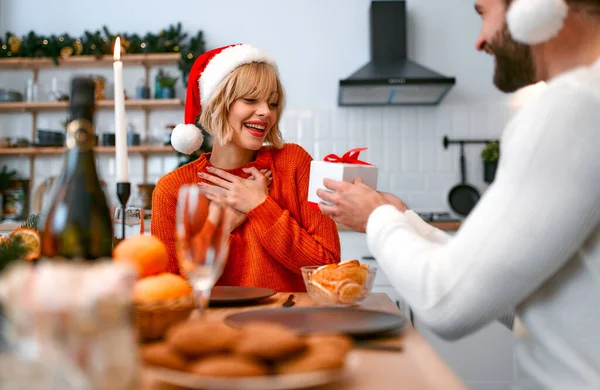 Joyeux Noël Bonne Année Jeune Couple Aimant Assis Une Table — Photo