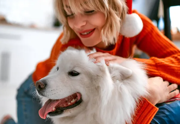 Joyeux Noël Bonne Année Femme Mignonne Santa Chapeau Étreignant Son — Photo