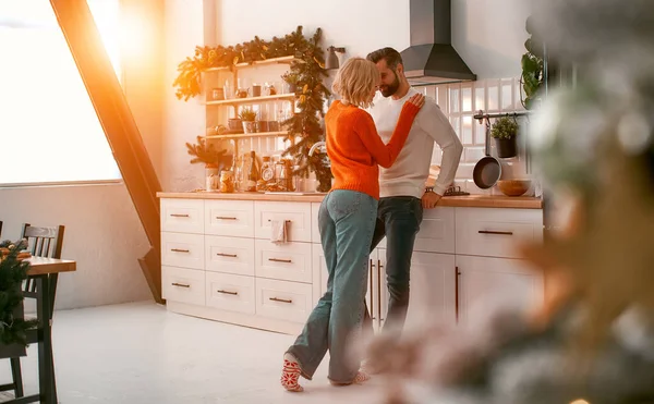 Joyeux Noël Bonne Année Jeune Couple Mignon Amoureux Debout Dans — Photo