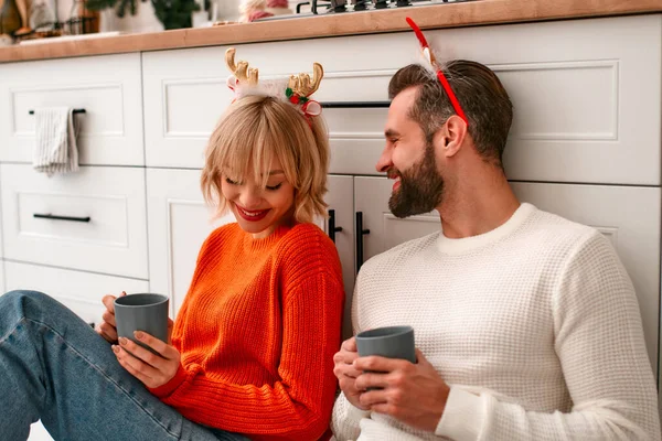 Joyeux Noël Bonne Année Jeune Couple Aimant Avec Des Bois — Photo