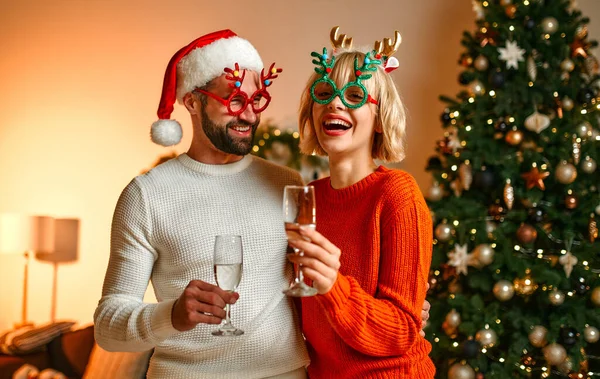 Veselé Vánoce Šťastný Nový Rok Pár Santa Klobouky Sobí Parohy — Stock fotografie