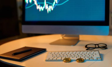 Hisse senedi tüccarı ve altın bitcoin 'in işyeri. Yatırım grafiklerinin bulanık arka planına sahip bir klavye. Monitörde borsa ticareti, gelecekteki finansal para birimi kavramı..