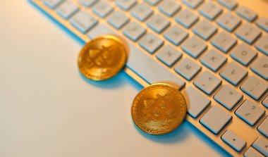 Klavye bilgisayarındaki altın bitcoin 'ler. İş, para, kripto para birimi kavramı. Elektronik sanal paranın sembolü.