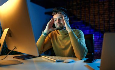 Depresyondan yorgun bir iş adamı gece geç saatlerde ofiste oturur, baş ağrısıyla elleri şakaklarının üzerinde bir bilgisayar ve dizüstü bilgisayarın başında çalışır. Geceleri evde çalışan serbest çalışan biri..