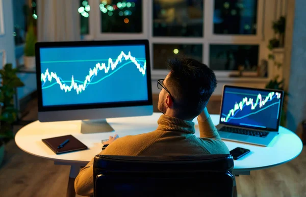 Crypto Trader Inversor Analista Mirando Pantalla Del Ordenador Analizando Los — Foto de Stock