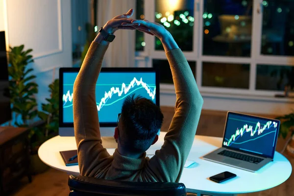 Crypto Trader Inversor Analista Mirando Pantalla Del Ordenador Analizando Los — Foto de Stock