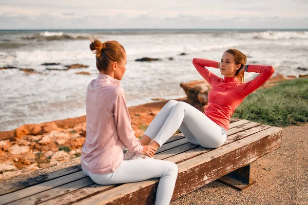 Smal Unga Kvinnor Sportkläder Gör Övningar Magmusklerna Bänk Mot Bakgrund — Stockfoto
