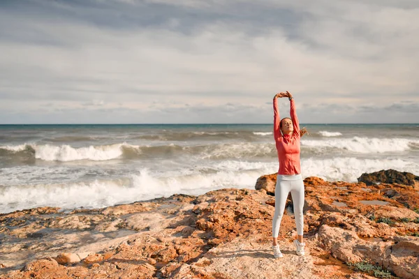 Une Jeune Femme Mince Vêtements Sport Faisant Des Exercices Tout — Photo