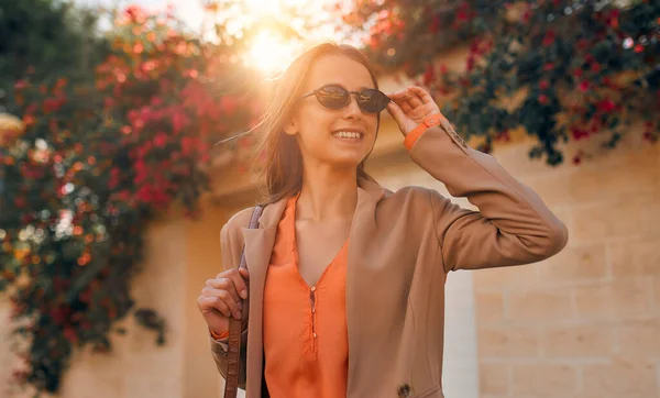 Une Jeune Femme Affaires Une Étudiante Costume Lunettes Soleil Souriant — Photo