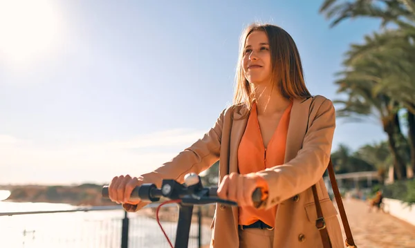 Uma Jovem Senhora Negócios Estudante Terno Uma Scooter Elétrica Caminha — Fotografia de Stock