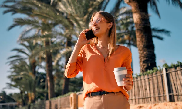 Uma Jovem Senhora Negócios Estudante Terno Bebe Café Fala Telefone — Fotografia de Stock