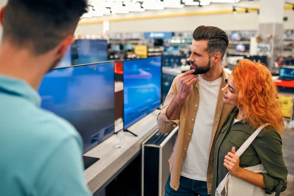 Joven Pareja Feliz Vino Tienda Electrodomésticos Aparatos Para Comprar Nueva — Foto de Stock