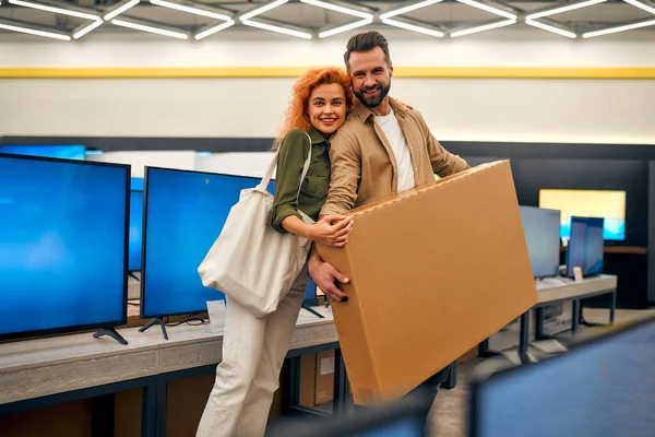 Šťastný Mladý Pár Koupil Novou Televizi Držák Nákupem Obchodě Domácích — Stock fotografie