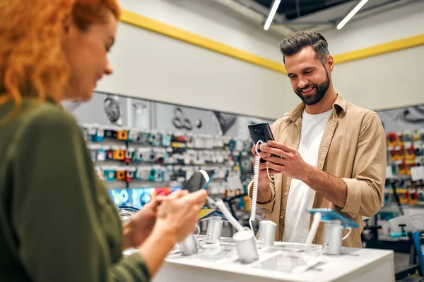 Rudowłosa Słodka Kobieta Swoim Chłopakiem Wybiera Nowy Smartfon Sklepie Agd — Zdjęcie stockowe