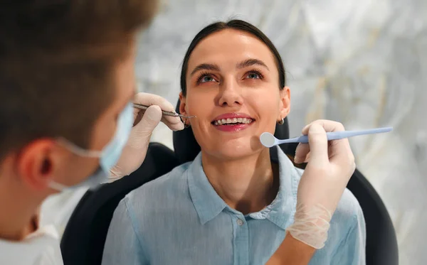 Schneeweißes Lächeln Einer Patientin Mit Zahnspange Bei Der Untersuchung Durch — Stockfoto