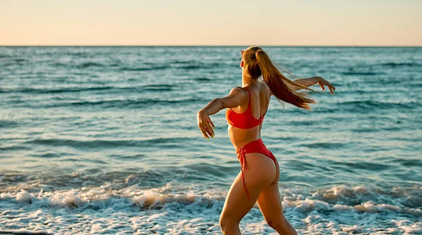 Attraente Donna Caucasica Costume Bagno Bikini Passeggia Sulla Spiaggia All — Foto Stock