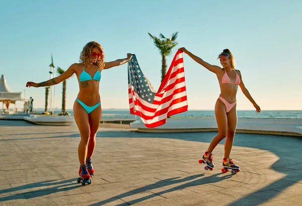 Donne Attraenti Costume Bagno Bikini Con Bandiera Usa Pattini Rotelle — Foto Stock