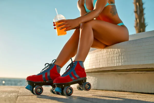 Ausschnittbild Einer Attraktiven Kaukasischen Frau Bikini Badeanzug Mit Limonade Oder — Stockfoto