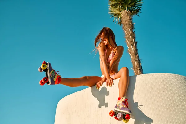 Mulher Caucasiana Atraente Maiô Biquíni Que Está Patinando Perto Praia — Fotografia de Stock