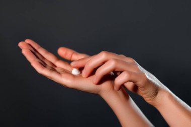 Güzel kadın elleri. Kadın eli kremi, losyon. Spa ve manikür konsepti. Yumuşak cilt, cilt bakımı. el bakımı.