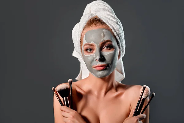 Young Woman Clay Facial Mask Holds Her Hands Professional Brushes — Stock Photo, Image