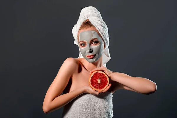 Beautiful Woman Clay Mask Bare Shoulders Gray Background Holding Grapefruit — Stock Photo, Image