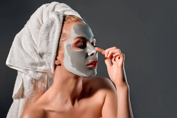 Beautiful Young Woman Puts Gray Clay Mask Her Face Gray — Stock Photo, Image