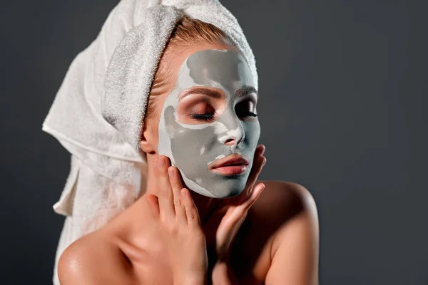 Beautiful Young Woman Puts Gray Clay Mask Her Face Gray — Stock Photo, Image
