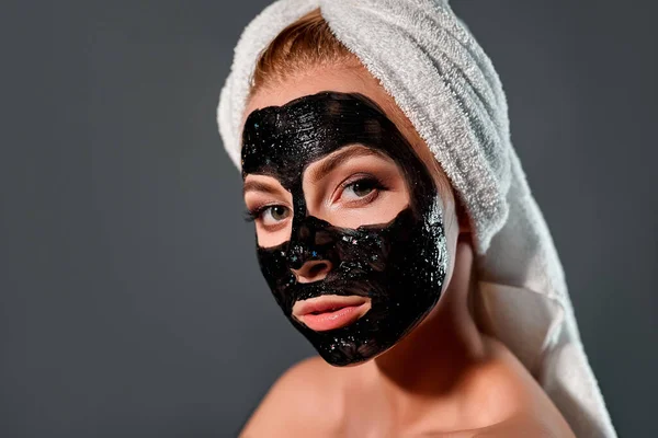 Όμορφη Κοπέλα Μαύρη Ξεφλουδισμένη Μάσκα Στο Πρόσωπό Της Φωτογραφία Του — Φωτογραφία Αρχείου