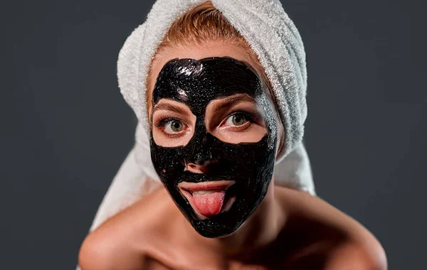 Portret Młodej Atrakcyjnej Kobiety Ręcznikiem Głowie Czarną Maską Oczyszczającą Twarzy — Zdjęcie stockowe