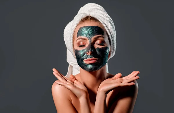 Portrait Beautiful Girl Green Peel Mask Her Face Gray Background — Stock Photo, Image