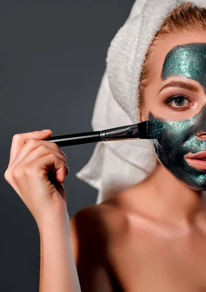 Portrait Beautiful Girl Puts Green Peel Mask Her Face Gray — Stock Photo, Image