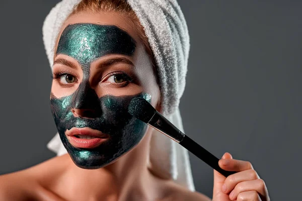 Portrait Beautiful Girl Puts Green Peel Mask Her Face Gray — Stock Photo, Image