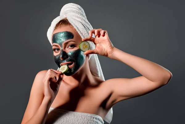 Menina Bonita Com Máscara Descascamento Verde Seu Rosto Ela Olha — Fotografia de Stock