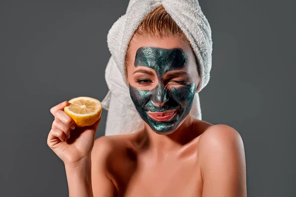 Uma Jovem Com Máscara Descascamento Verde Come Limão Faz Rosto — Fotografia de Stock