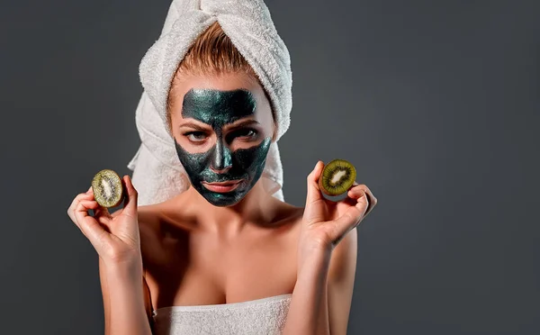 Serious Woman Holding Pieces Kiwi Photo Young Woman Peel Mask — Stock Photo, Image